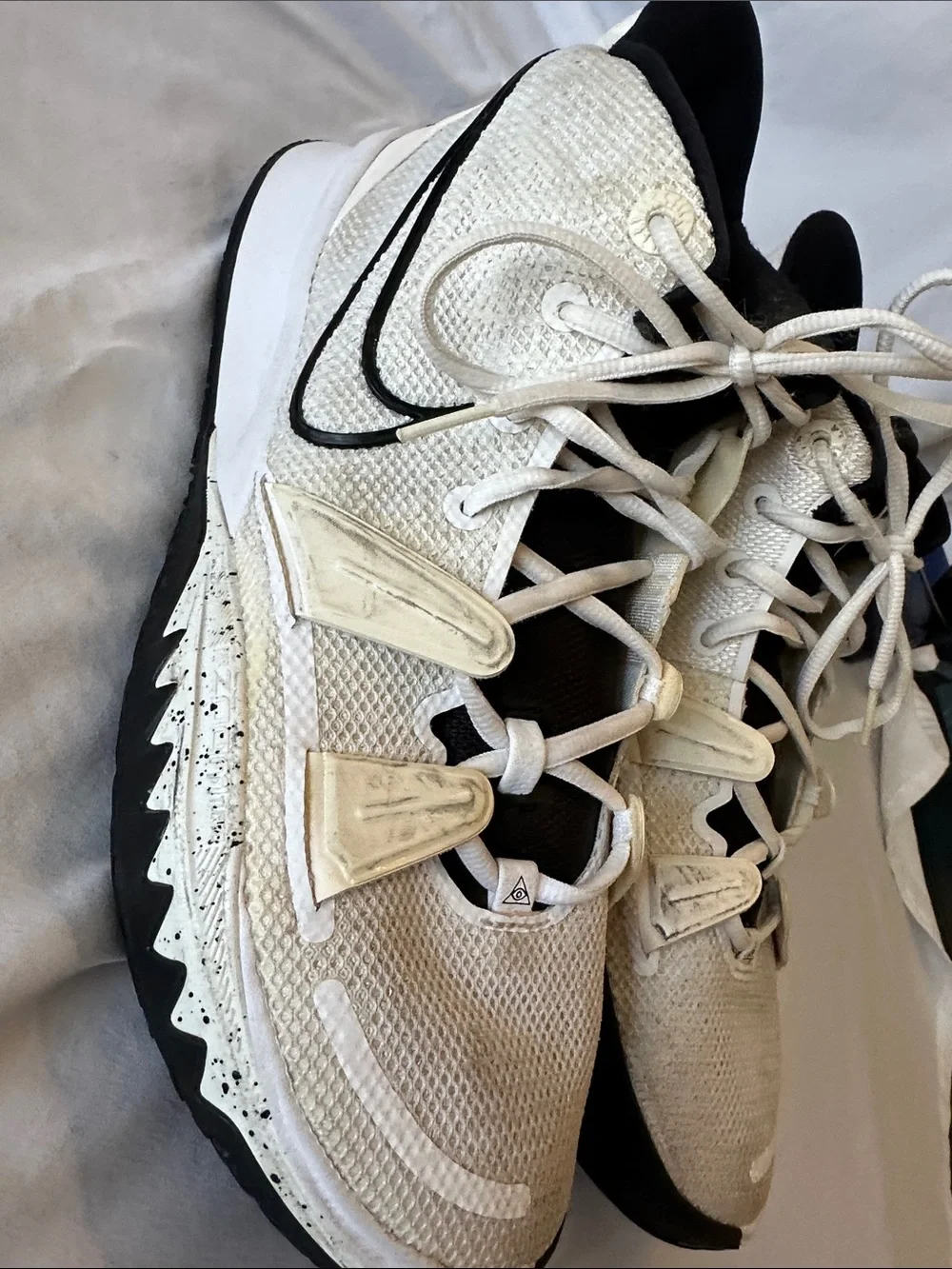 Nike Cream and Black Women's Training Sneakers